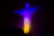 Статуя Спасителя у Ріо-де-Жанейро стала синьо-жовтою