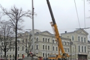 В Харкові відновили підірвану росіянкою стелу з прапором України