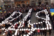 У Львові тисячі школярів, студентів та мешканці міста виконали повну версію Гімну України.Відео