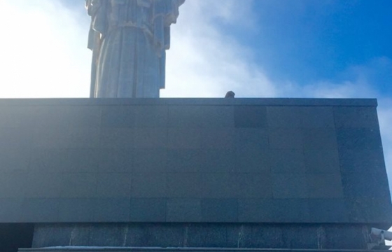 З монумента «Батьківщина-мати» приберуть радянську символіку