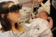 Сліпа мати вперше побачила свого малюка .Відео