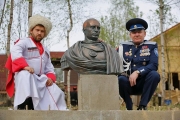 Фотографія дня: в Санкт-Петербурзі козаки відкрили монумент Володимиру Путіну в образі римського імператора Нерона.