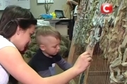 4-річний волонтер власноруч плете маскувальні сітки для військових.Відео