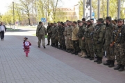 "Я думаю всі зрозуміли - хто тут генералісимус?!!!", - маленька українка "командує" військовослужбовцями. ФОТО дня