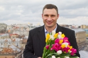 Кличко дарував жінкам квіти на Хрещатику.Відео