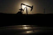 Нафта продовжує стрімко дешевшати – її ціна впала ще на два долари