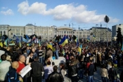 Радісні харків'яни вийшли на патріотичний мітинг "Харків – це Україна"