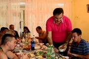 Саакашвілі провідав поранених воїнів — пригощав їх грузинським обідом