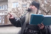 Дебілізм дня: священик заспівав на "Русском марше" дет-метал про Донбас .Відео