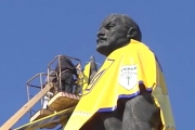 Леніна у Запоріжжі одягли у форму збірної України з футболу.Відео