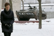 Первая леди привезла украинским солдатам теплую одежду