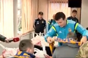 Гравці збірної України відвідали поранених бійців у львівському госпіталі.Відео