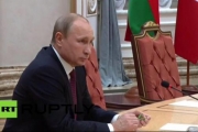 Путін під час протокольної фотозйомки у Мінську зламав олівець