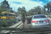 Непередбачувані жінки:дівчина-водій прямо на ходу залишила автомобіль.Відео