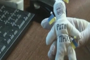 В США презентовали куклу вуду с лицом Владимира Путина, заколотую украинскими флагами