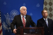 МакКейн жорстко закликав Обаму озброїти Україну та відімкнути Росії SWIFT