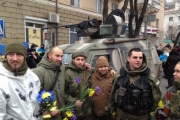 Мариупольцы цветами встречали героев «Азова» (ФОТО+ВИДЕО)