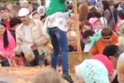 В Росії знову годували людей з лопати.Відео
