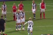 Театральний трюк при виконанні штрафного у жіночому футбольному матчі .Відео