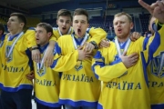 Українські хокеїсти відсвяткували тріумф на ЧС фантастичним виконанням гімну України.Відео
