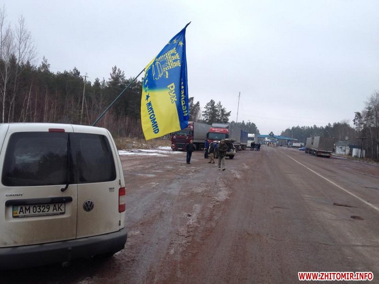 Житомир.info: Житомирські активісти на кордоні з Білоруссю блокують російські вантажівки