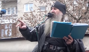 Дебілізм дня: священик заспівав на "Русском марше" дет-метал про Донбас .Відео