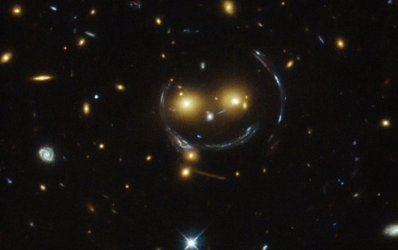 Телескоп Хаббл заснял галактический смайлик