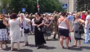 У  Донецьку люди вийшли на мітинг: "Припиніть війну!".Відео