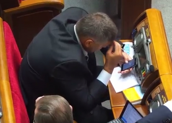 Регіонал Мірошниченко замолює гріхи під час засідання парламенту.Відео