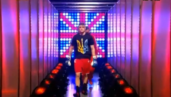 Британський боксер вийшов на бій WSB у футболці з гербом України.Відео