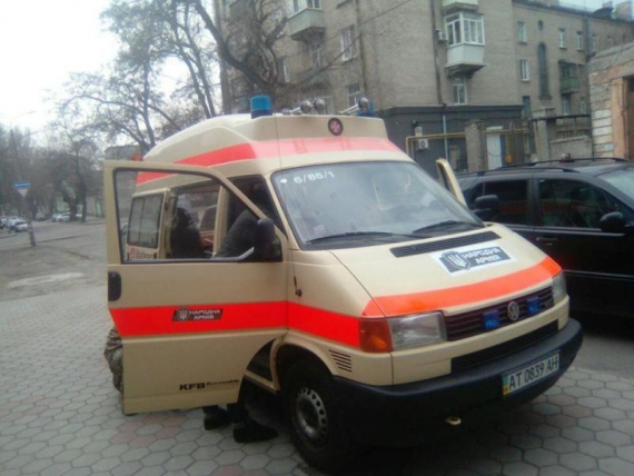 Футболісти «Дніпра» передали запорізьким артилеристам машину швидкої допомоги