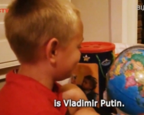 Маленький хлопчик несамовито сміється над Путіним .Відео