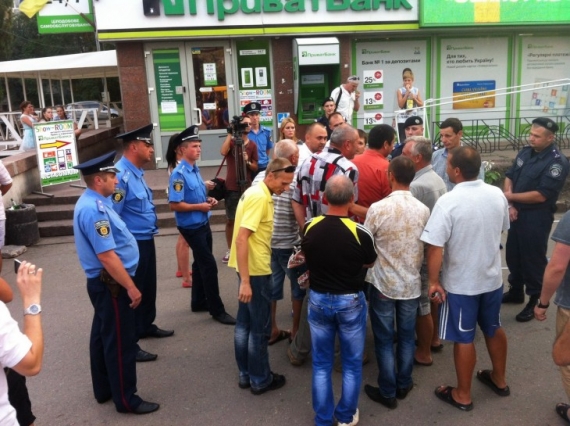 У Кіровограді активісти рознесли палатку Опозиційного блоку (ФОТО, ВІДЕО)